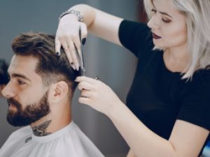 Comment couper les cheveux d'un homme ? Notre guide 2024 !